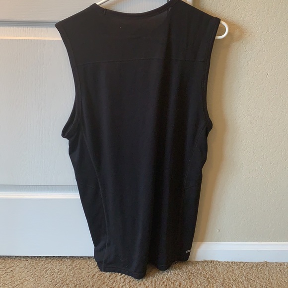 Old Navy Active Sleeveless Shirt - Picture 2 of 4